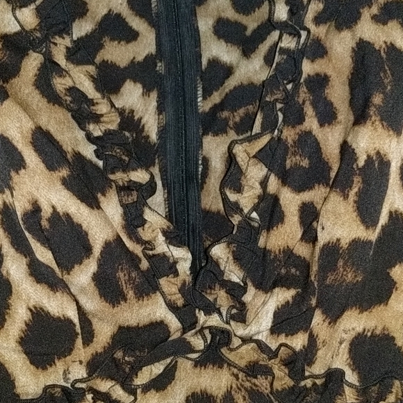 Flowy deep V cheetah dress - Picture 3 of 5